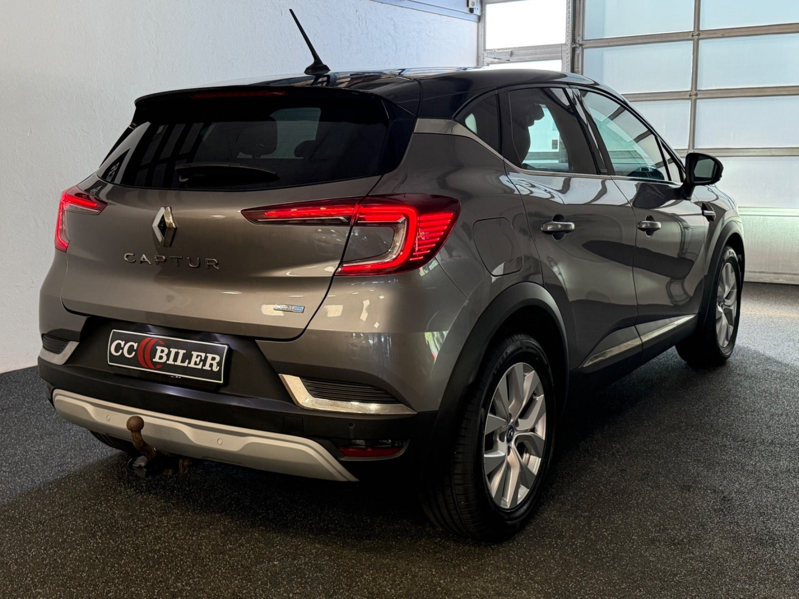 Grå Renault Captur fra 2021