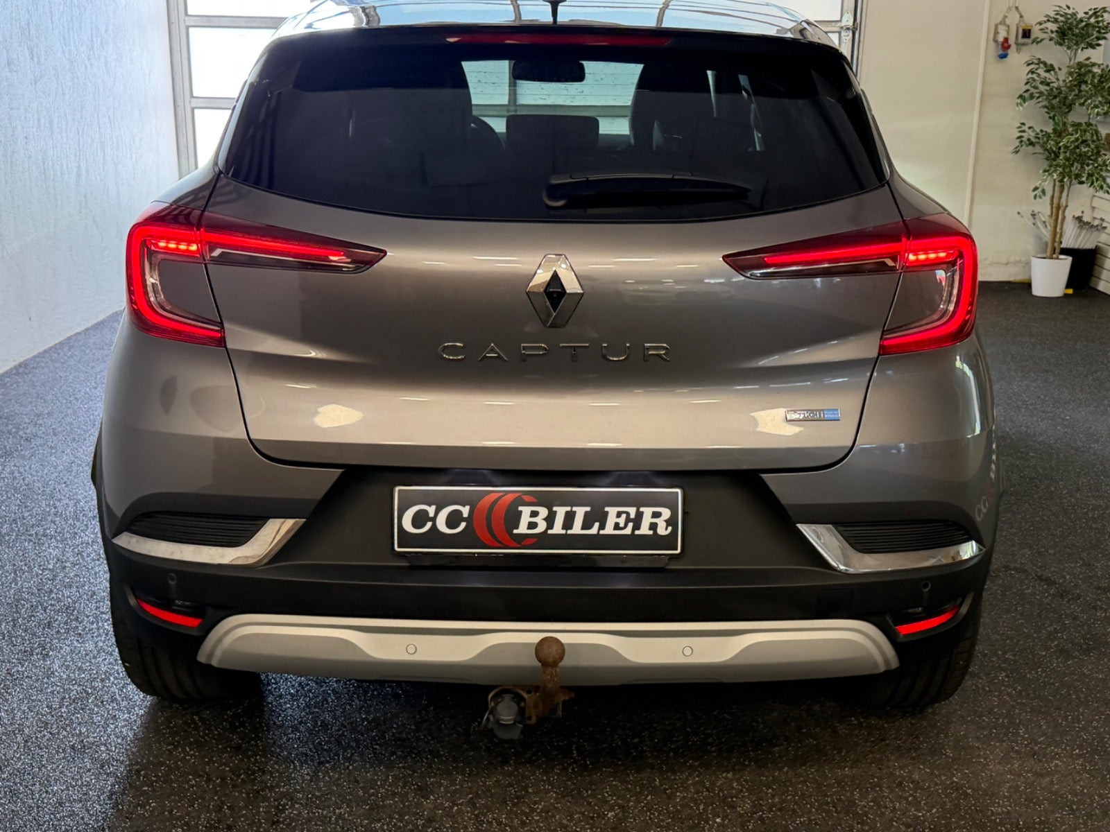 Grå Renault Captur fra 2021