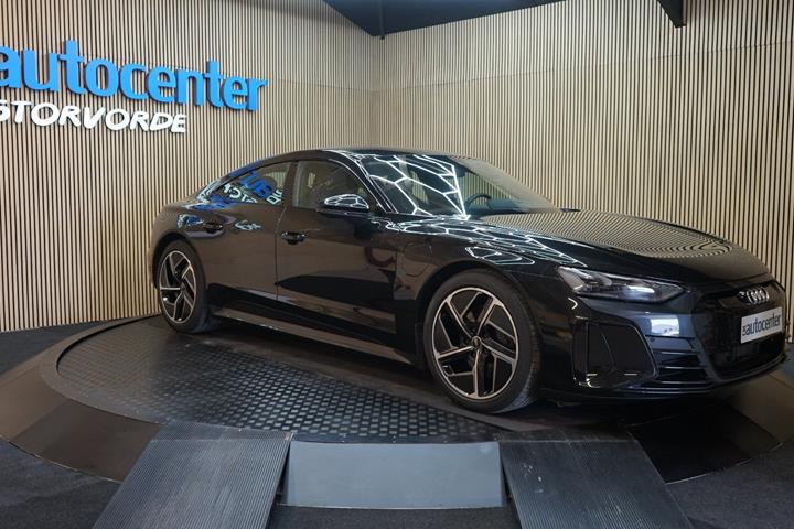 Sort Audi e-tron GT fra 2022 set udefra