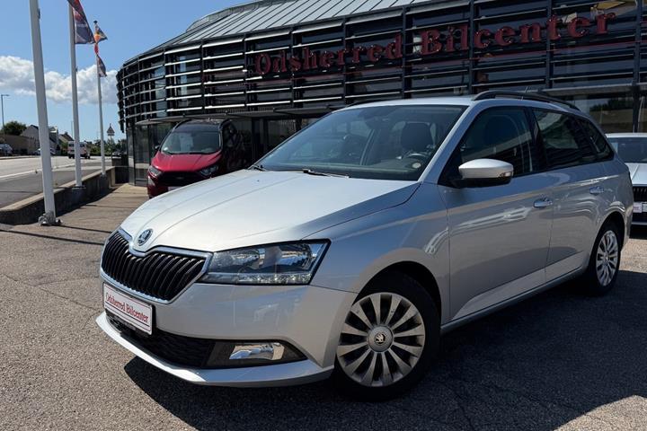 Sølv Skoda Fabia fra 2021 set udefra