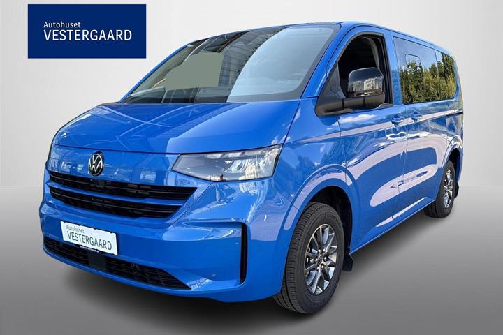 Beige VW e-Caravelle fra 2025 set udefra