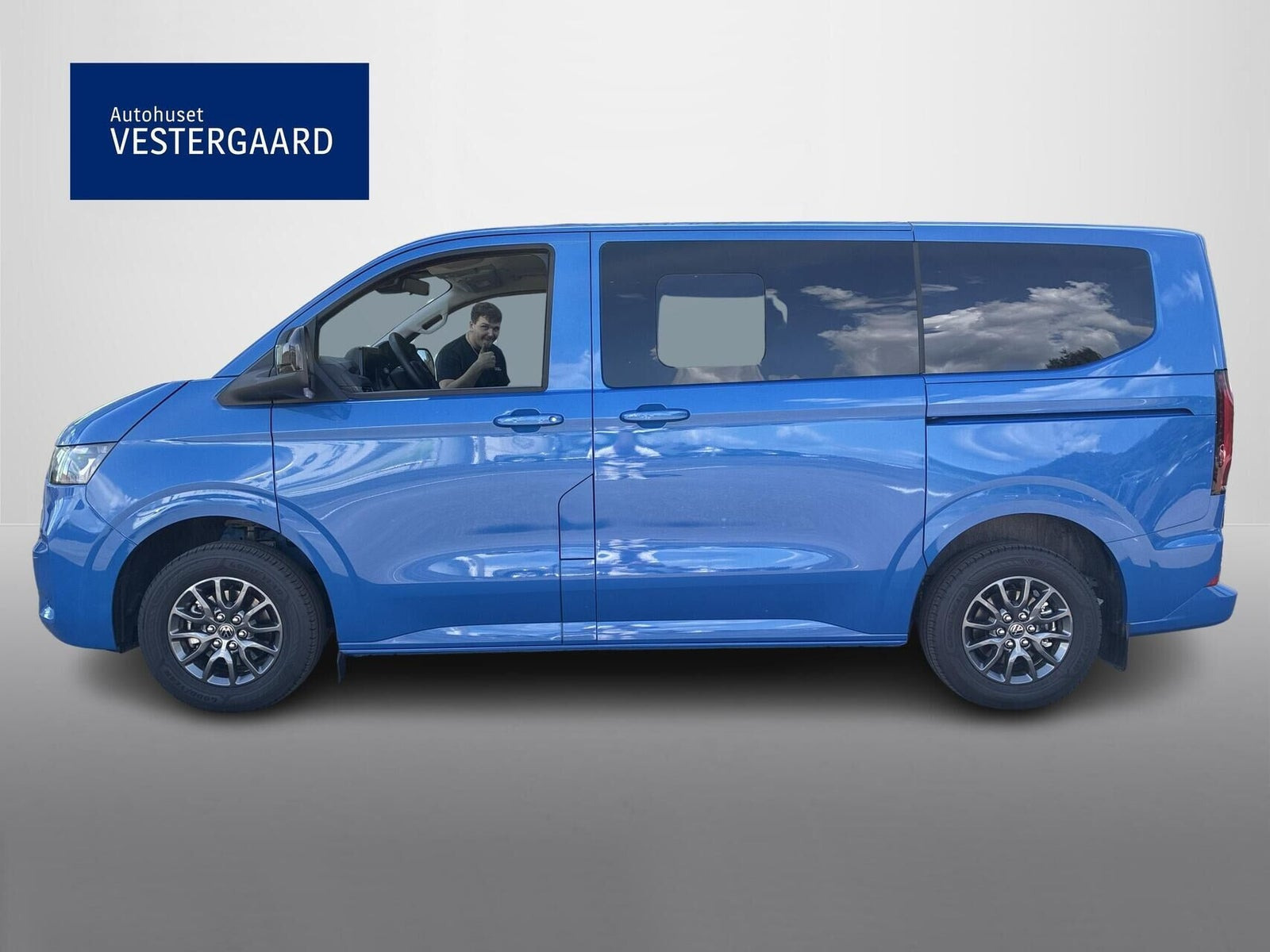 Beige VW e-Caravelle fra 2025