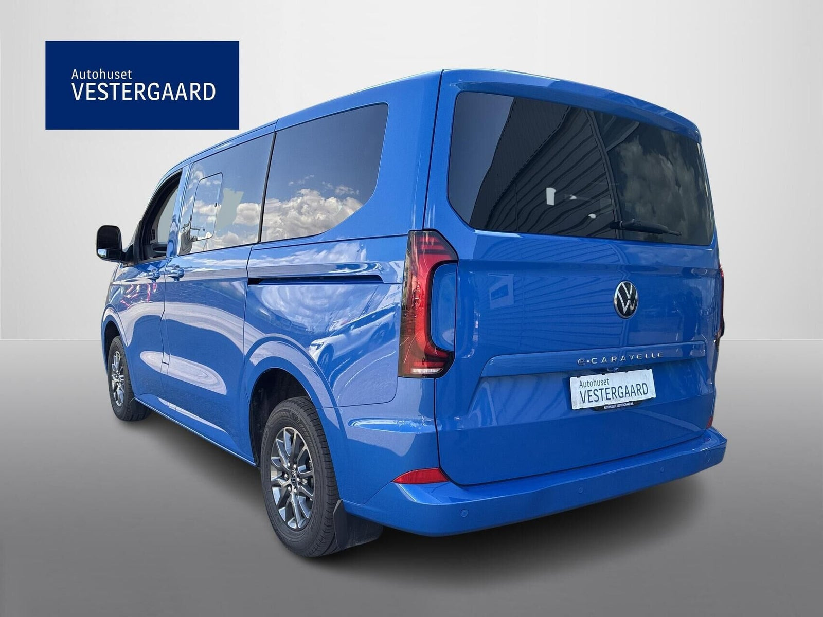 Beige VW e-Caravelle fra 2025