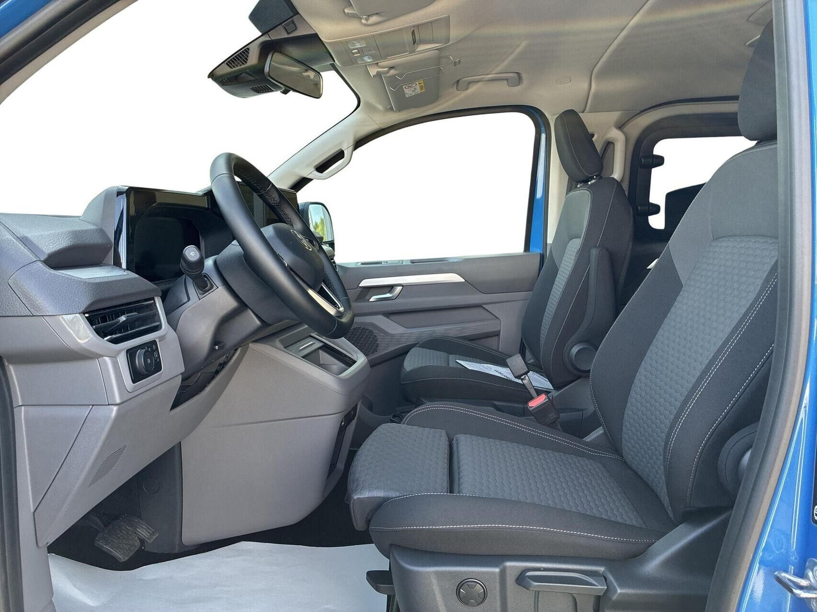 Beige VW e-Caravelle fra 2025