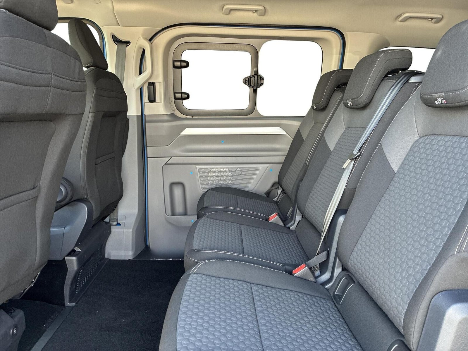 Beige VW e-Caravelle fra 2025
