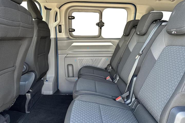 Beige VW e-Caravelle fra 2025