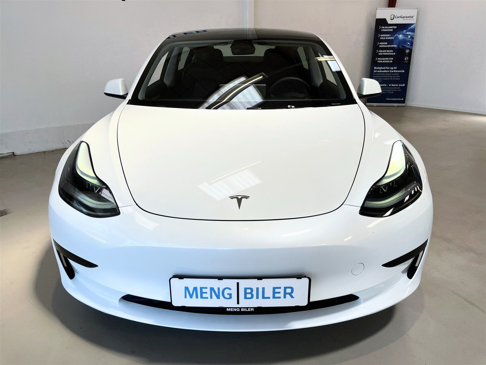 Hvid Tesla Model 3 fra 2023