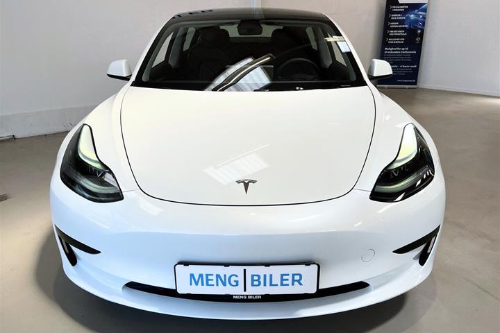 Hvid Tesla Model 3 fra 2023