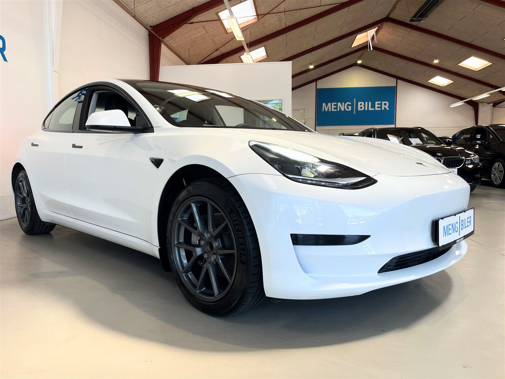 Hvid Tesla Model 3 fra 2023