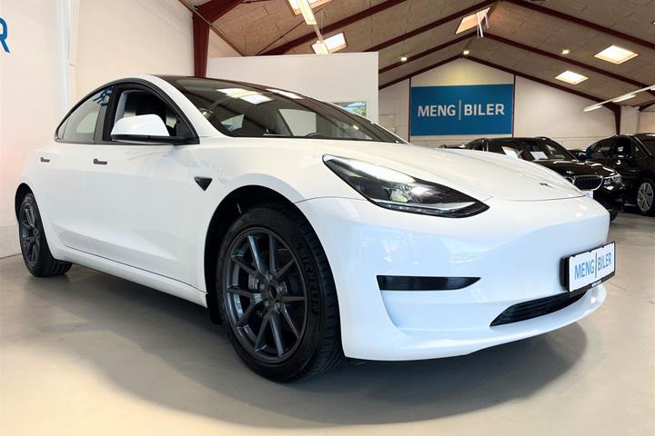 Hvid Tesla Model 3 fra 2023