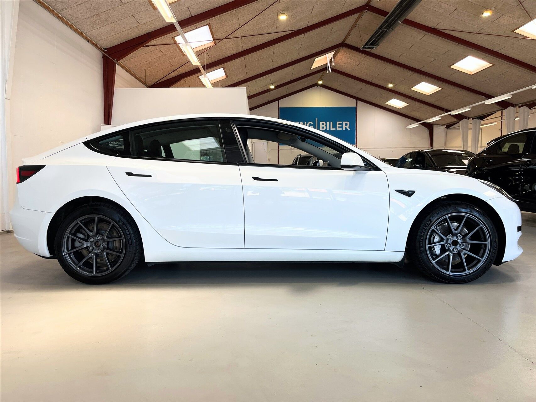 Hvid Tesla Model 3 fra 2023