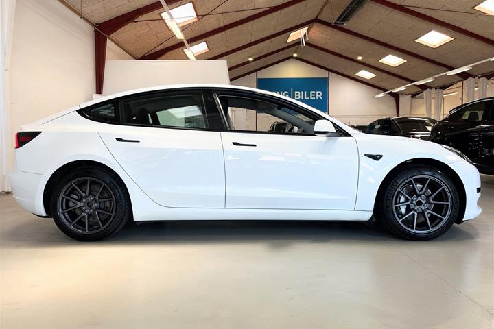 Hvid Tesla Model 3 fra 2023