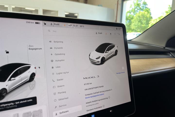 Hvid Tesla Model 3 fra 2023