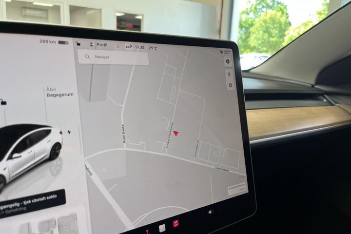 Hvid Tesla Model 3 fra 2023