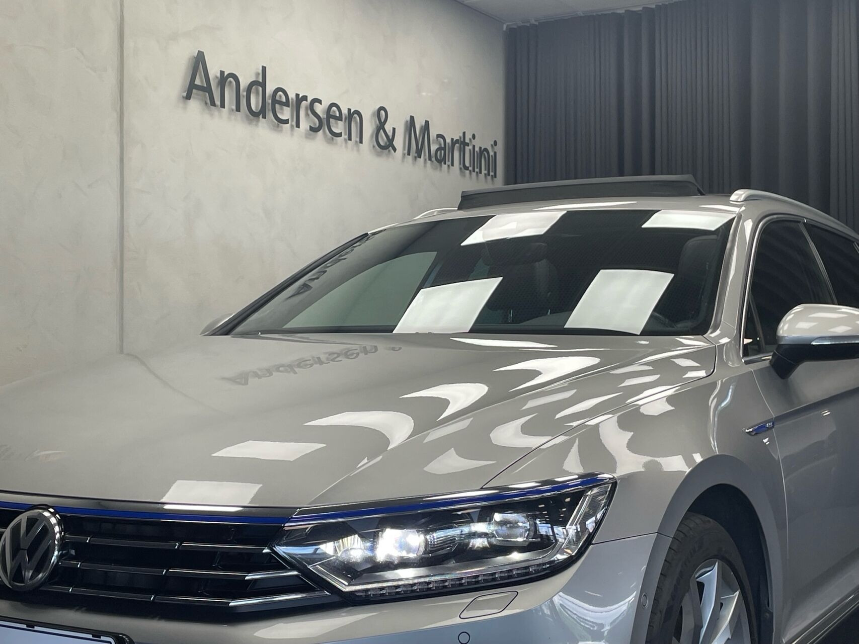 Grå VW Passat fra 2017