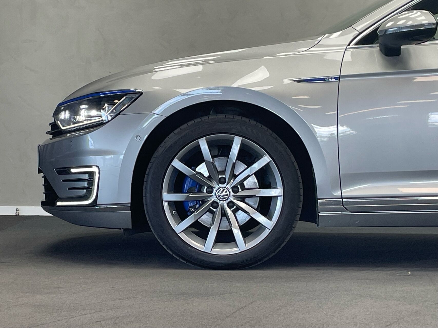 Grå VW Passat fra 2017