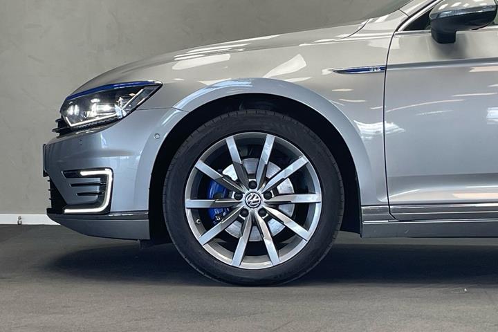 Grå VW Passat fra 2017