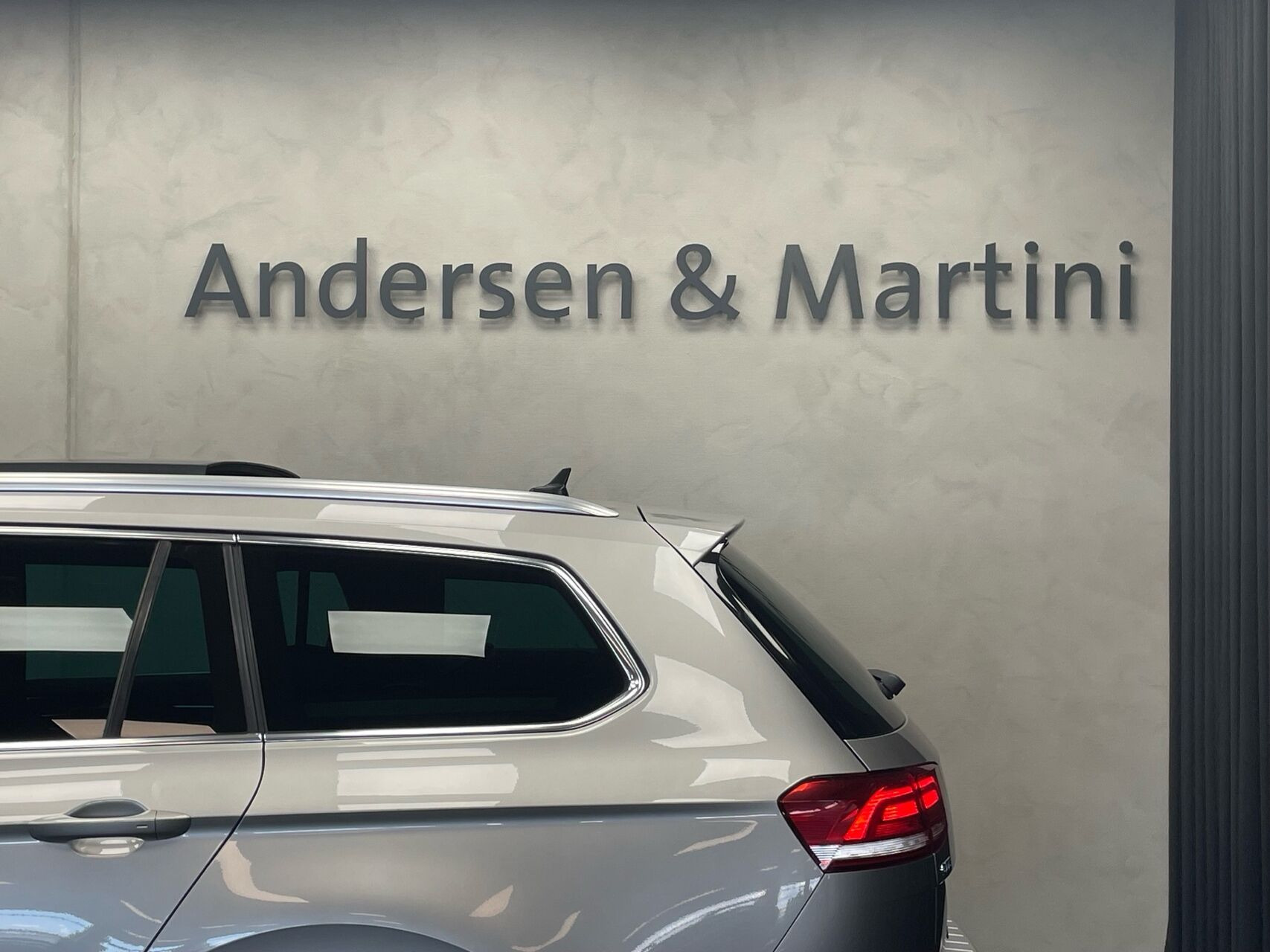Grå VW Passat fra 2017