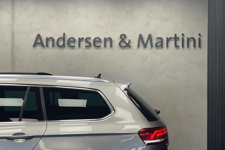 Grå VW Passat fra 2017
