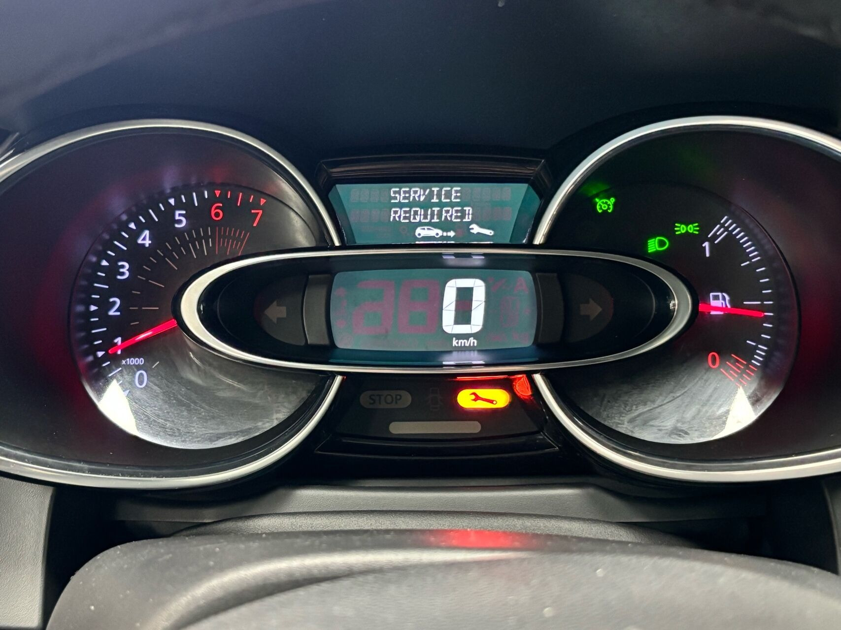 Grå Renault Clio fra 2017