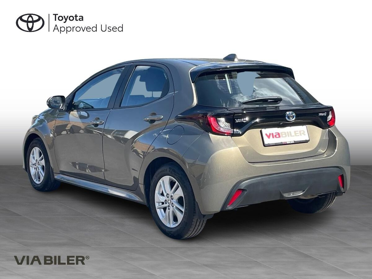 Bronze Toyota Yaris fra 2022