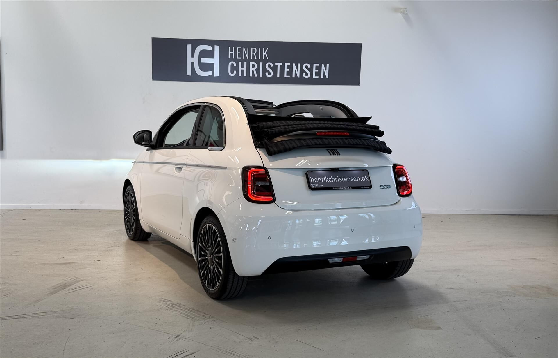 Hvid Fiat 500e fra 2023