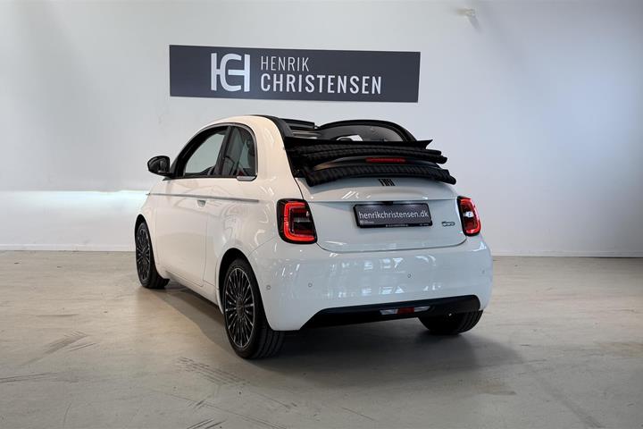 Hvid Fiat 500e fra 2023