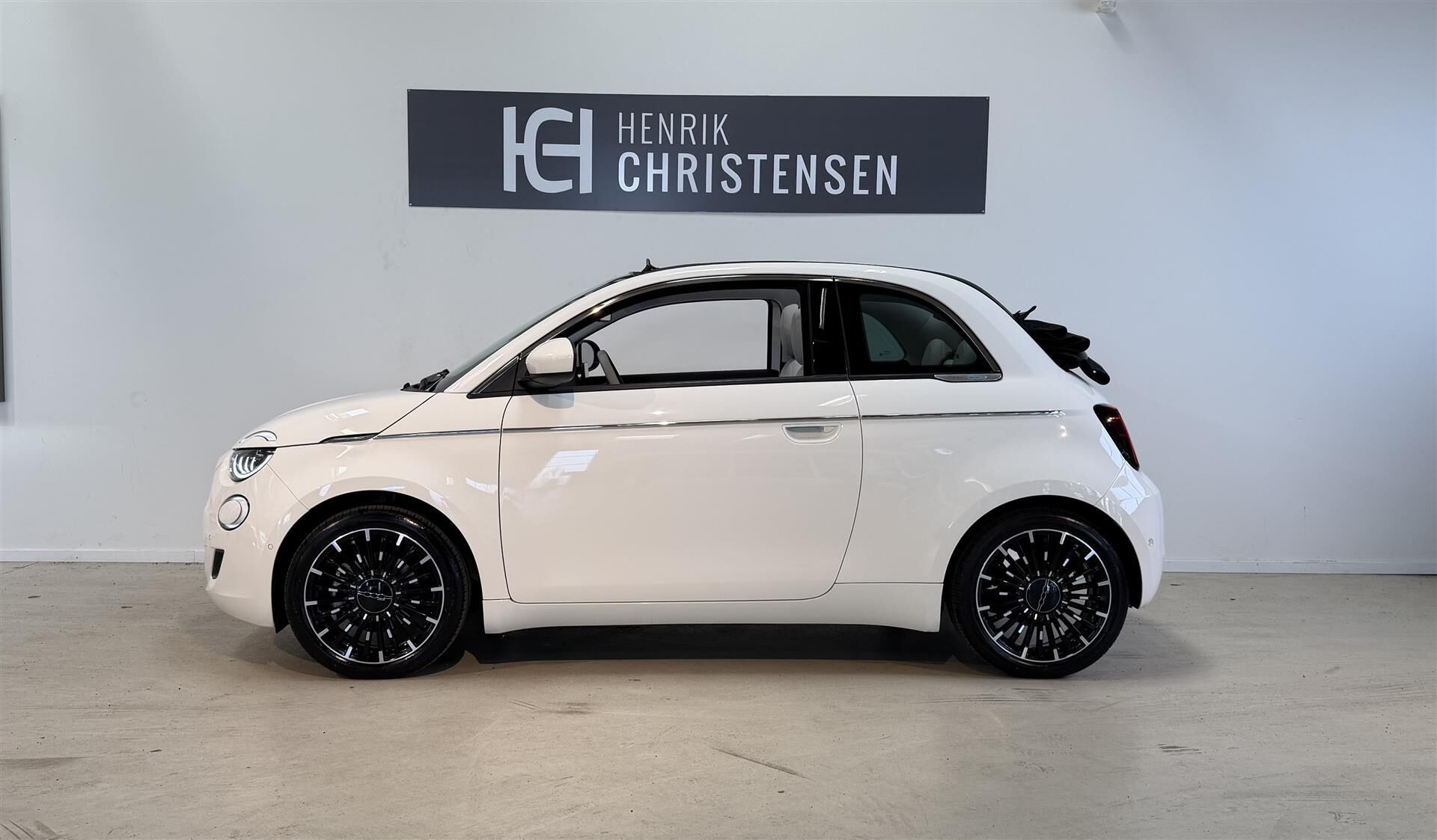 Hvid Fiat 500e fra 2023