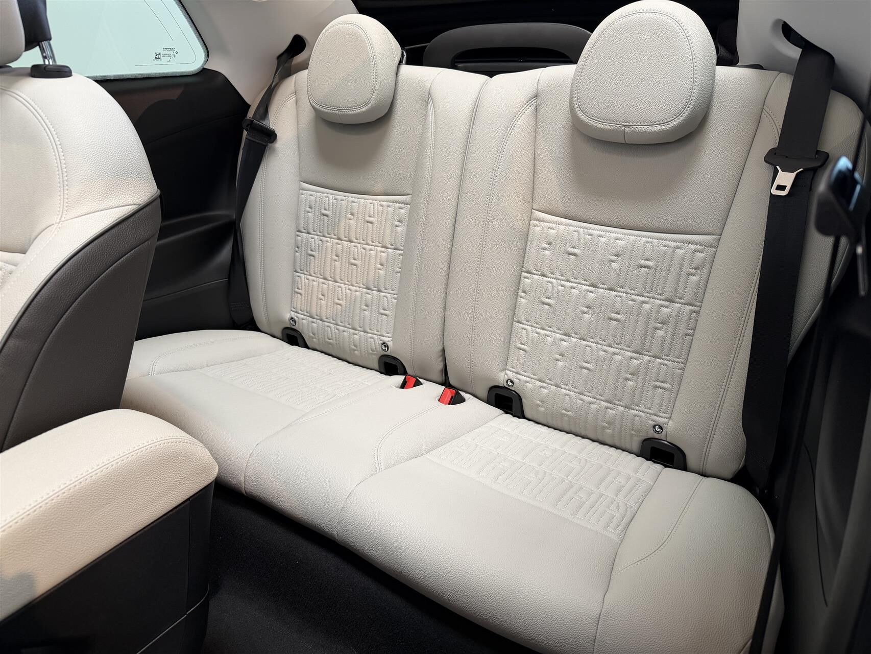 Hvid Fiat 500e fra 2023