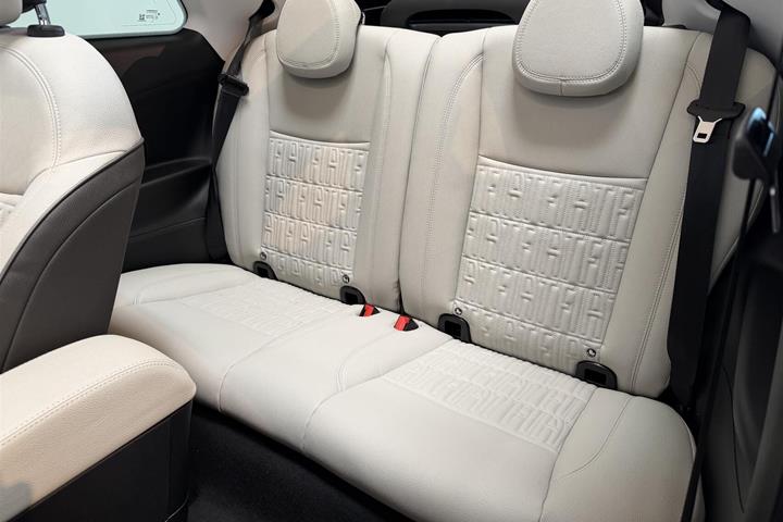 Hvid Fiat 500e fra 2023