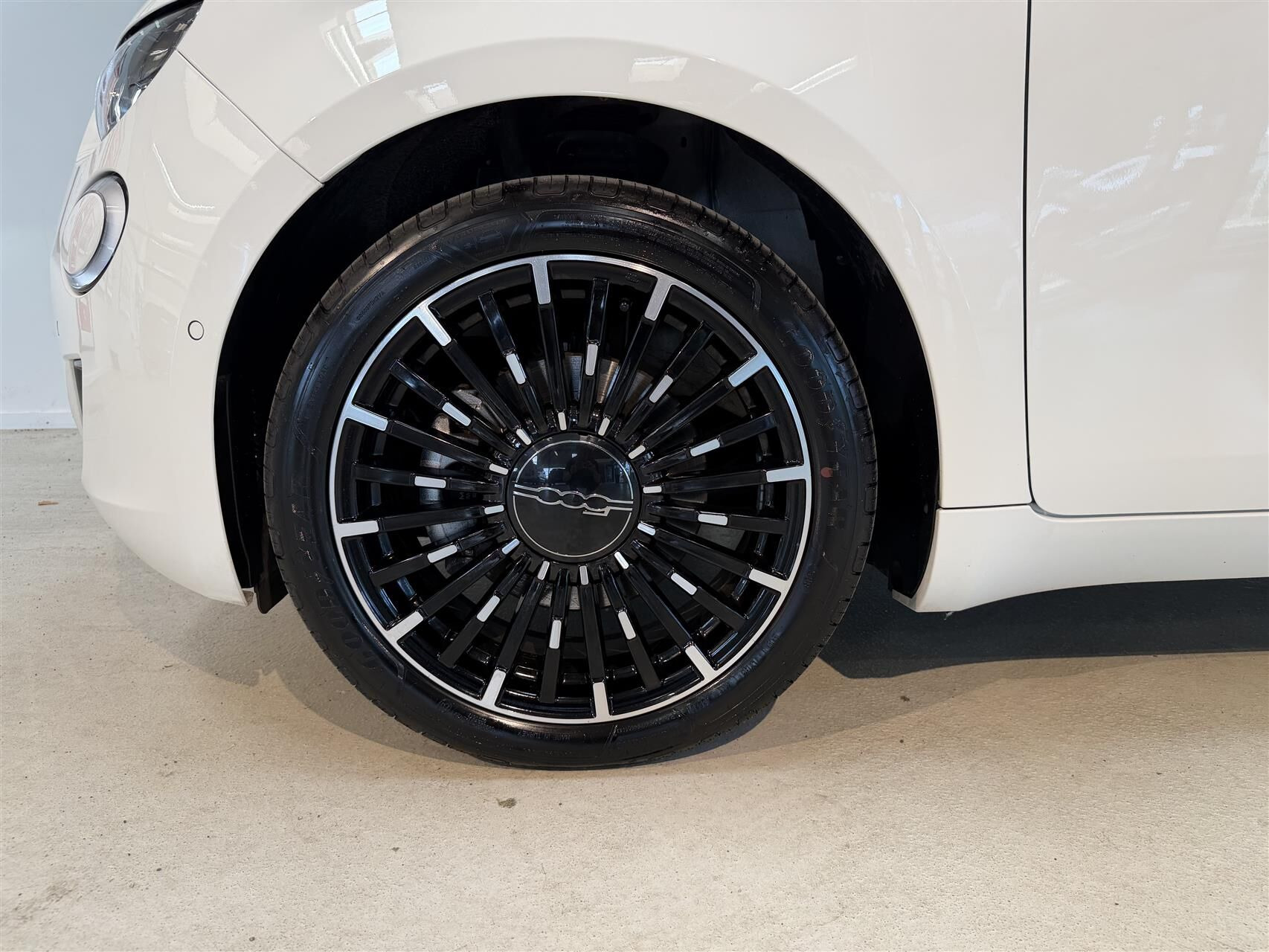 Hvid Fiat 500e fra 2023