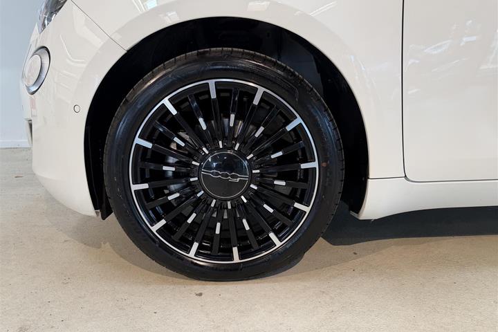 Hvid Fiat 500e fra 2023