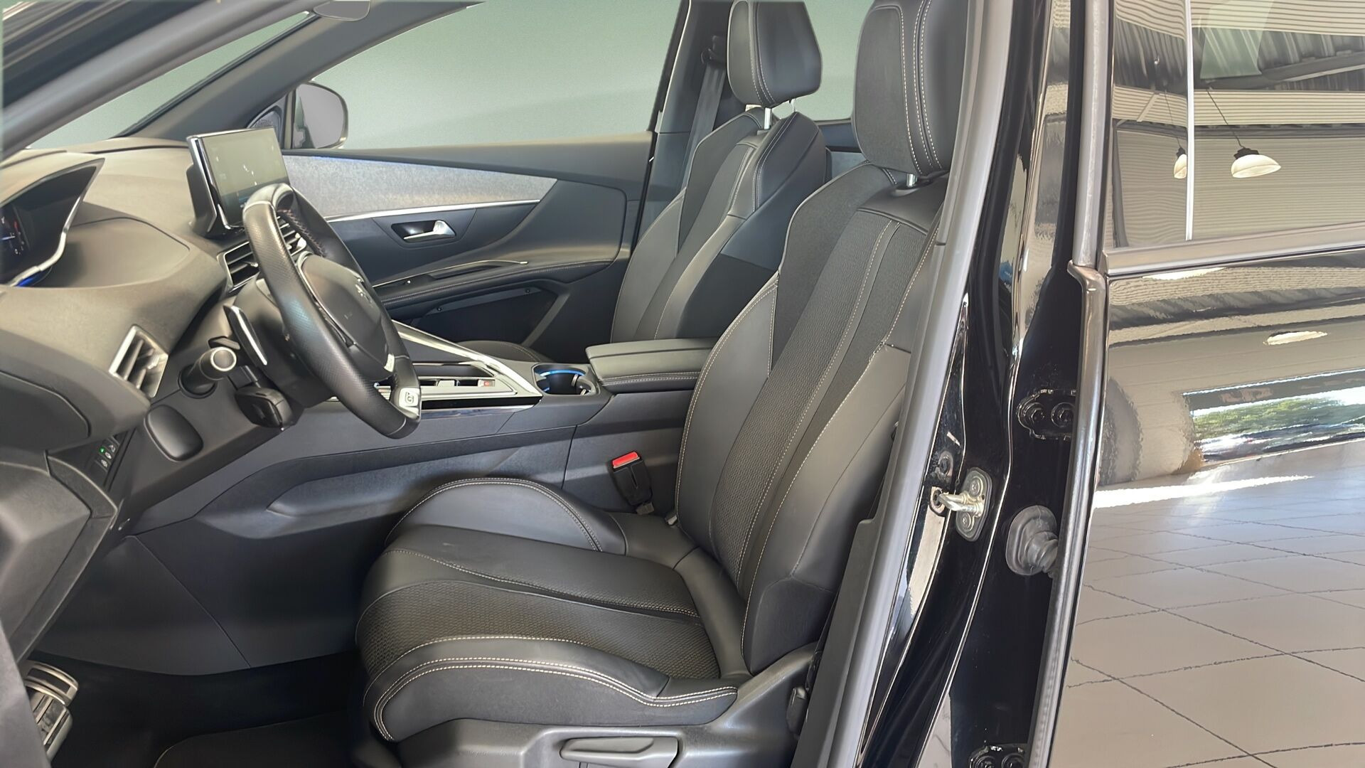 Sort Peugeot 5008 fra 2024