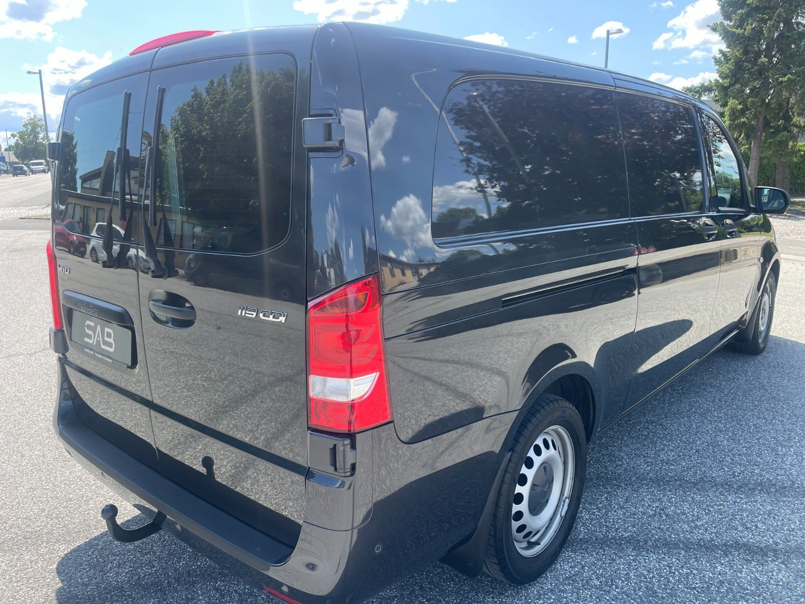 Sort Mercedes Vito 119 fra 2021