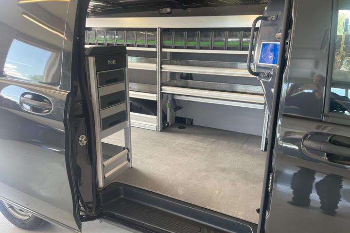 Sort Mercedes Vito 119 fra 2021