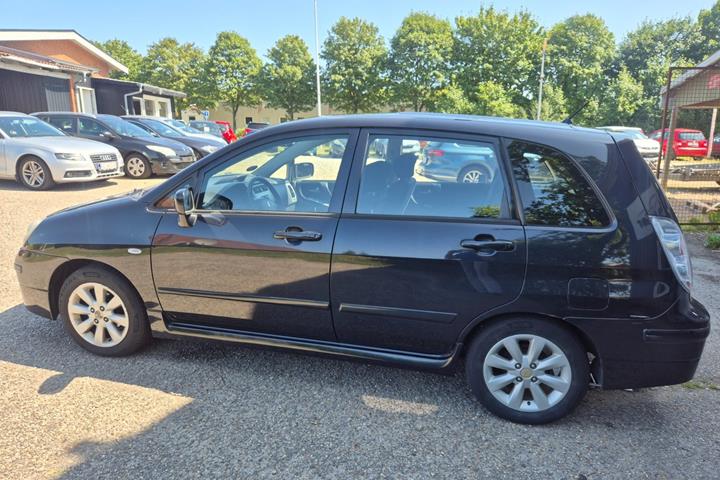 Grøn Suzuki Liana fra 2006