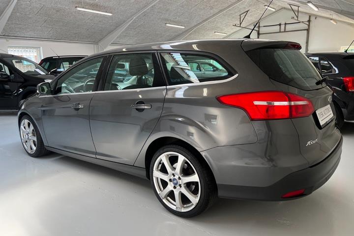 Grå Ford Focus fra 2016