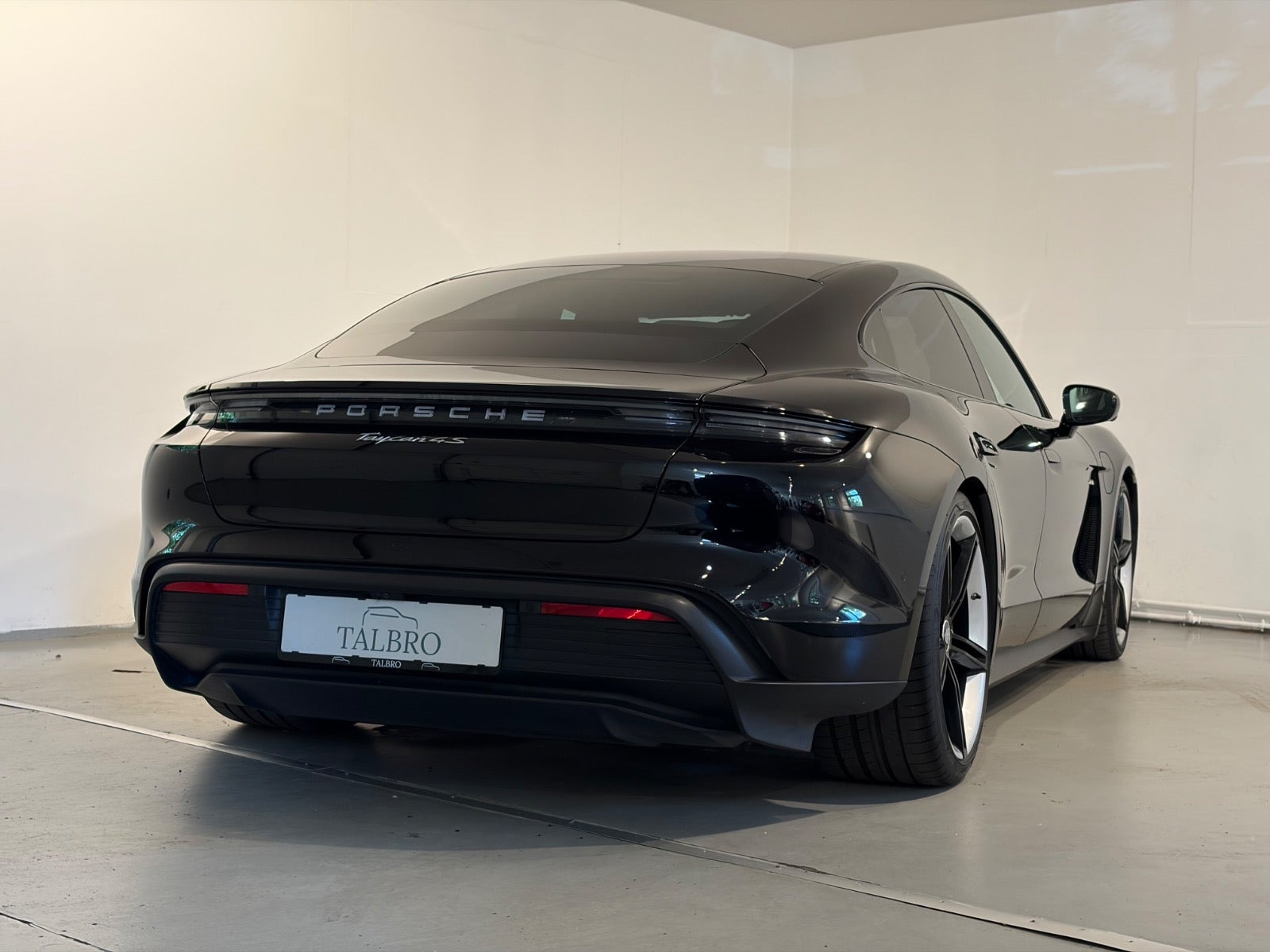Grå Porsche Taycan 4S fra 2020