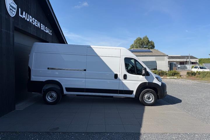 Hvid Opel Movano-e 35H fra 2025