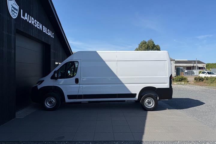 Hvid Opel Movano-e 35H fra 2025