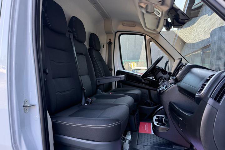 Hvid Opel Movano-e 35H fra 2025