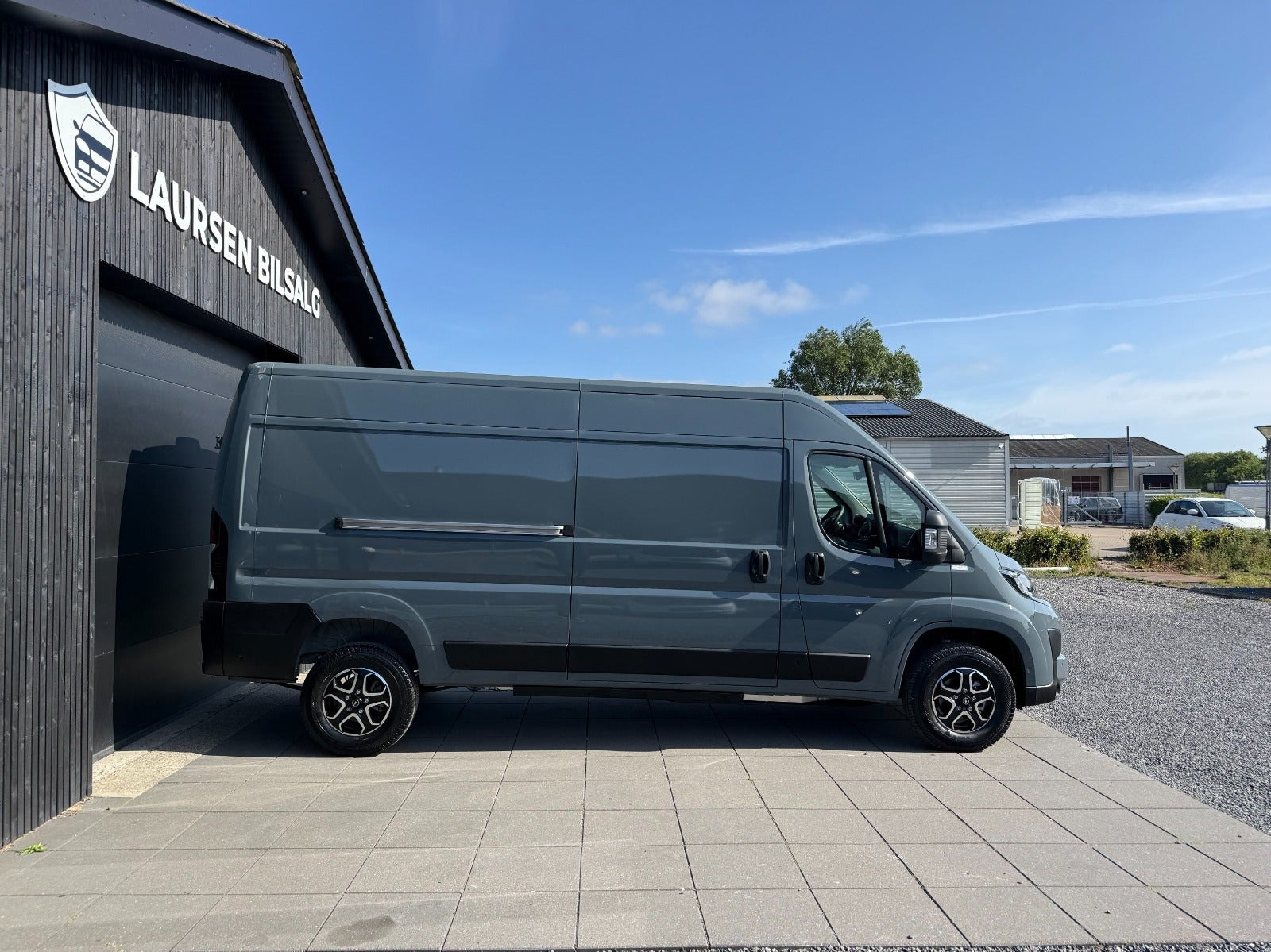 Grå Opel Movano-e 35H fra 2025