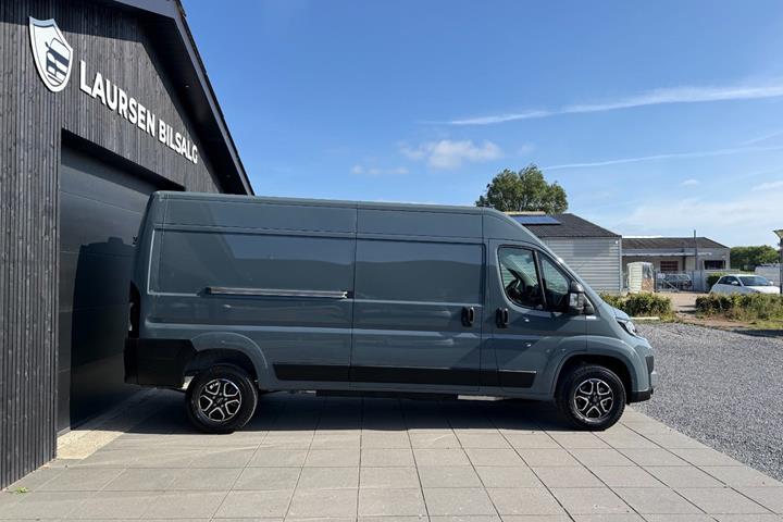 Grå Opel Movano-e 35H fra 2025