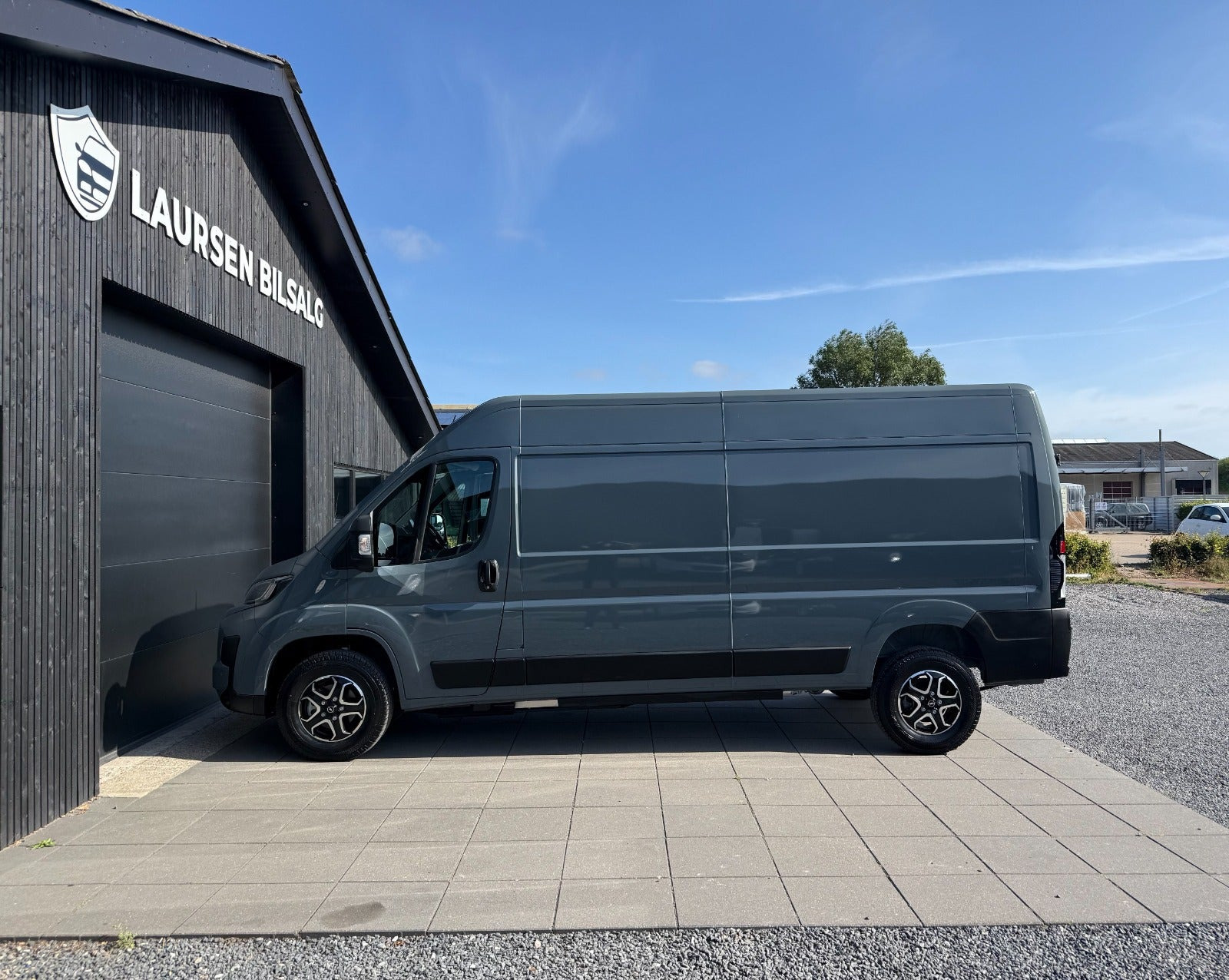 Grå Opel Movano-e 35H fra 2025