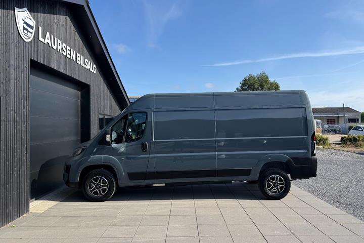 Grå Opel Movano-e 35H fra 2025