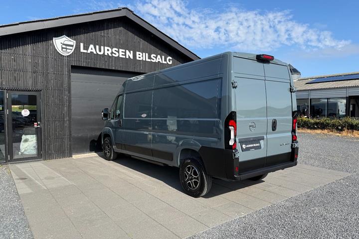 Grå Opel Movano-e 35H fra 2025