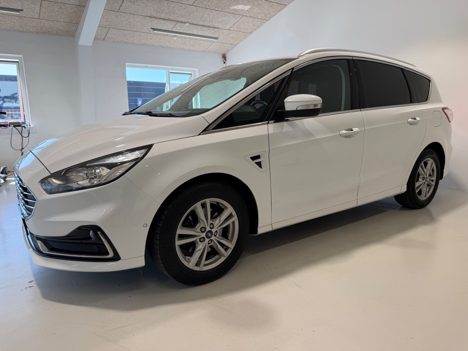 Hvid Ford S-MAX fra 2021