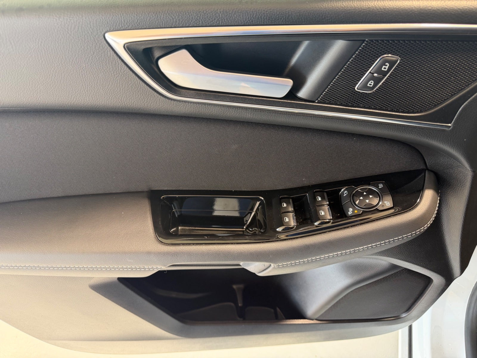 Hvid Ford S-MAX fra 2021