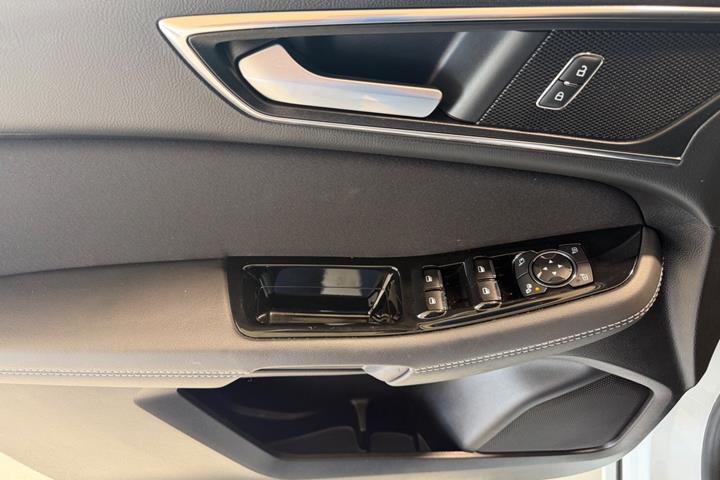 Hvid Ford S-MAX fra 2021