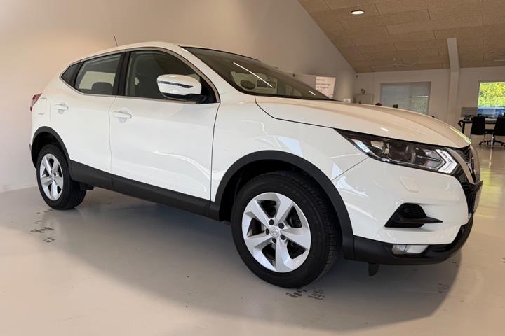 Hvid Nissan Qashqai fra 2020 set udefra